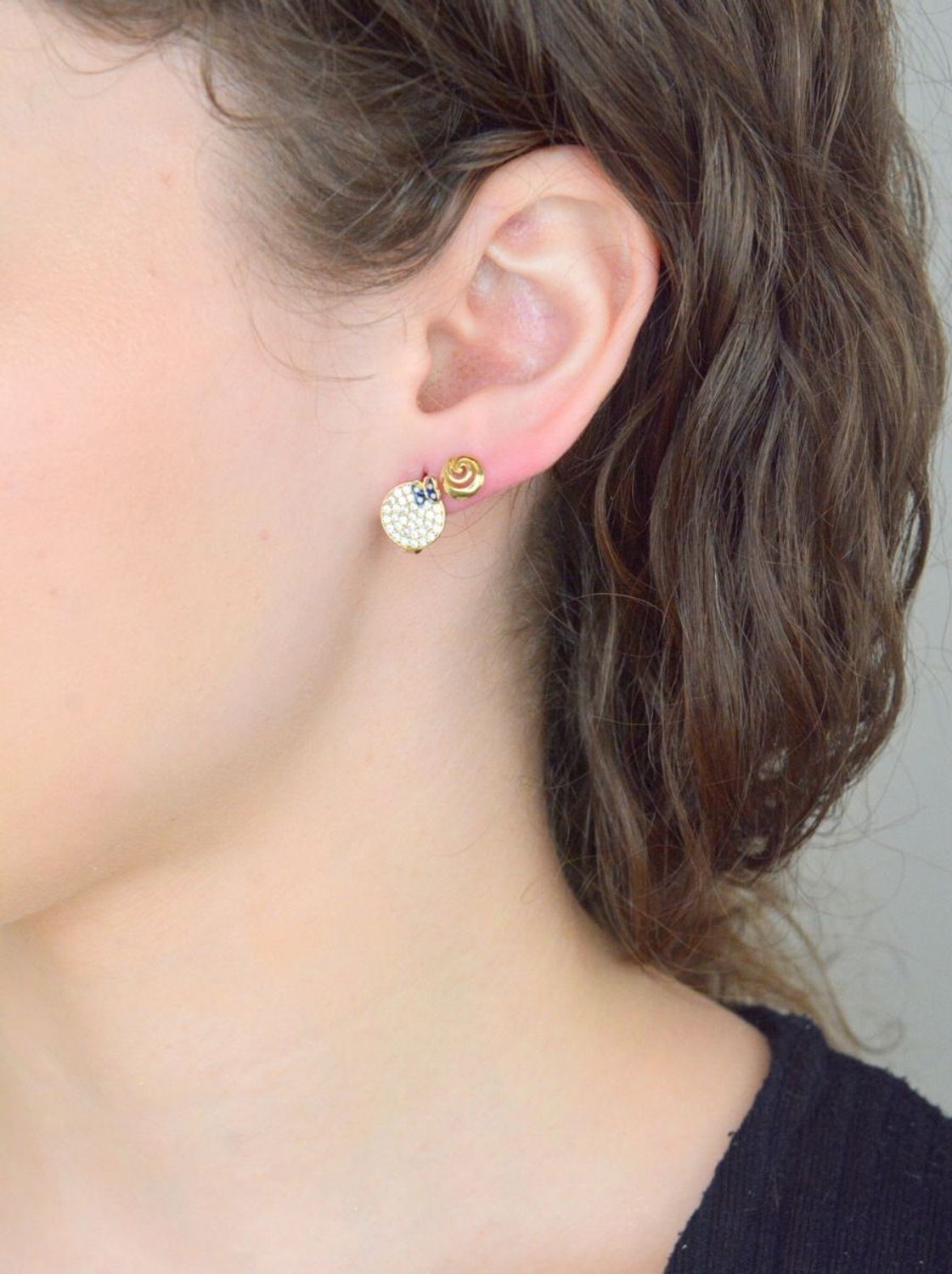 Złote kolczyki wkrętki ze wzorem zakręconej muszli KL 7362- 333.jpg